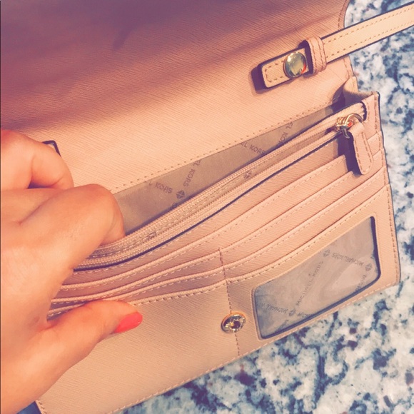 Michael Kors Crossbody Wallet clutch - Picture 4 of 5